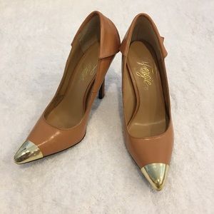Gold toe Ferguson tan leather heels